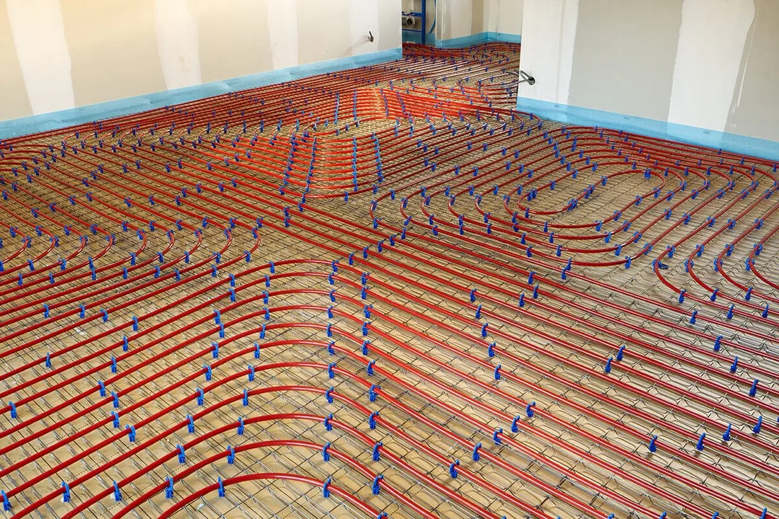 Installation d'un plancher chauffant : réseau de tubes PEX avant la chape - Solugaz